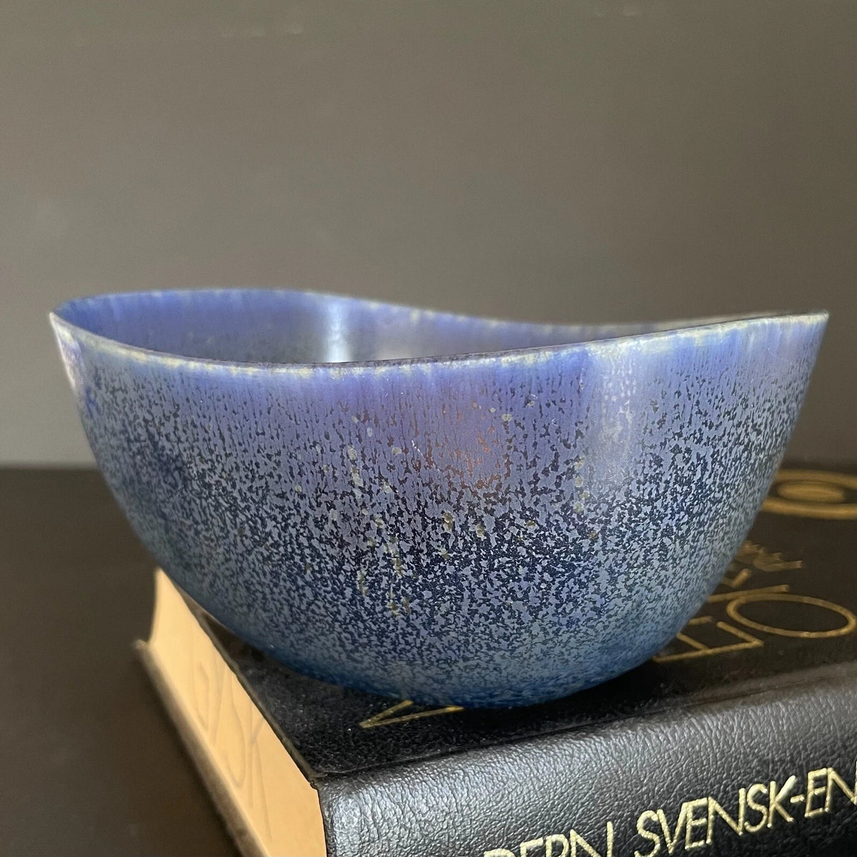 卡尔-哈里·斯塔尔汉内(Carl-Harry Stalhane)为瑞典 Rörstrand 陶瓷厂设计的碗,型号 CAI,1950-60年,编号 #1596