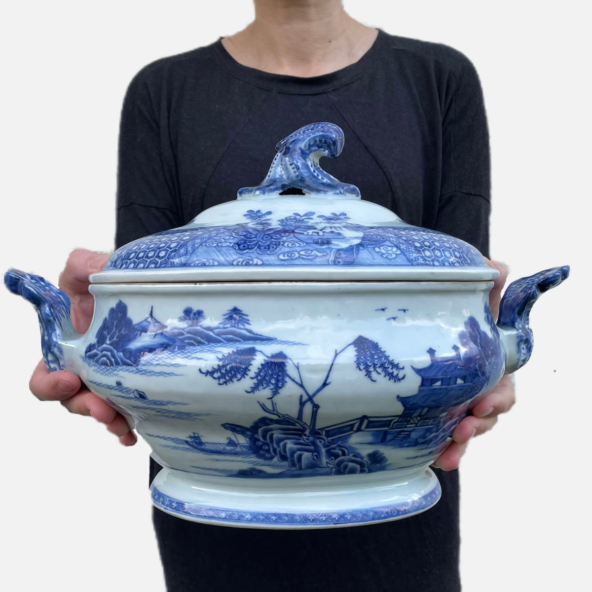 Chinese antique underglazed blue and white Tureen, Qianlong Period #1220