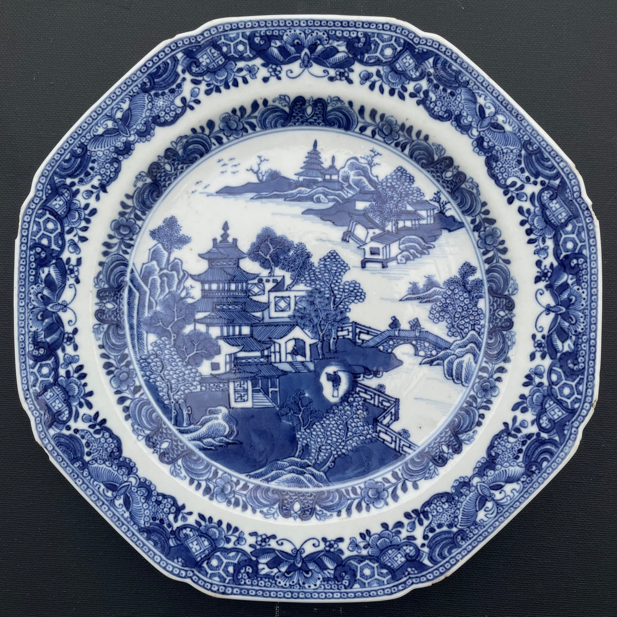 Chinese antique porcelain plate in blue and white, Qianlong period #1817