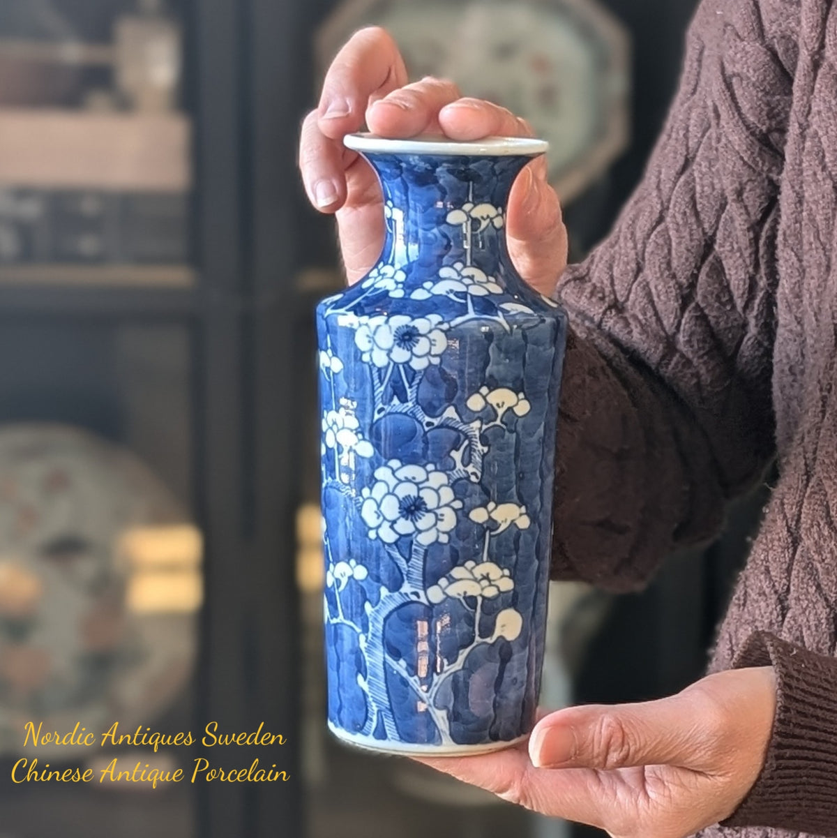 Chinese antique vase decorated in blue and white, Late Qing Dynasty #2165