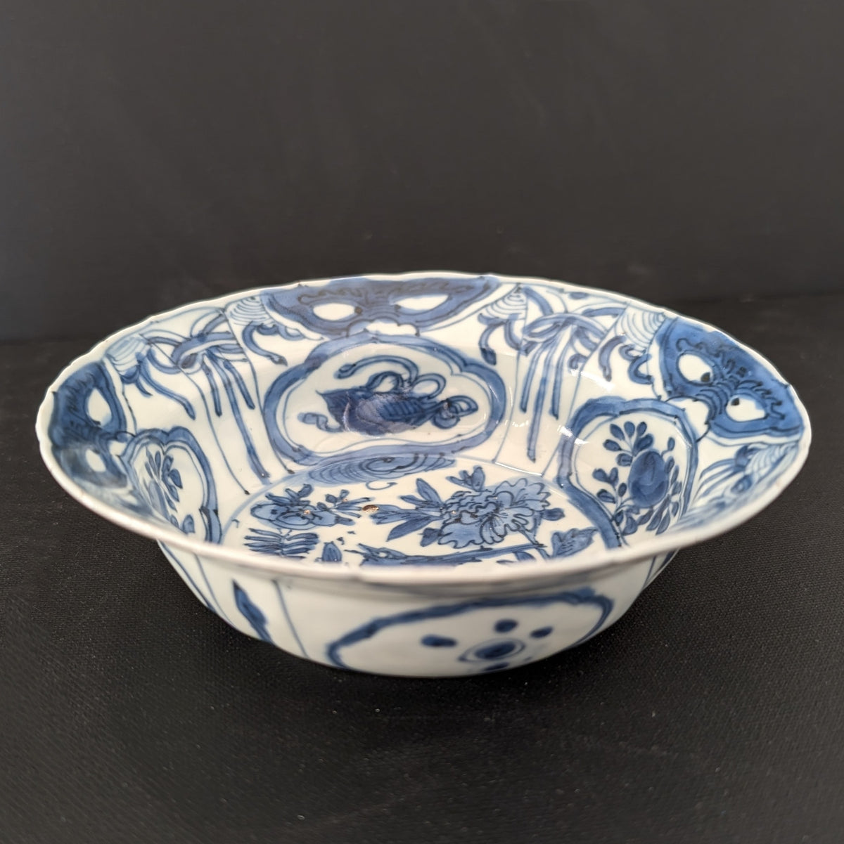 Chinese antique Klapmuts bowl in Underglazed Blue and White, Late Ming / Transition #2191