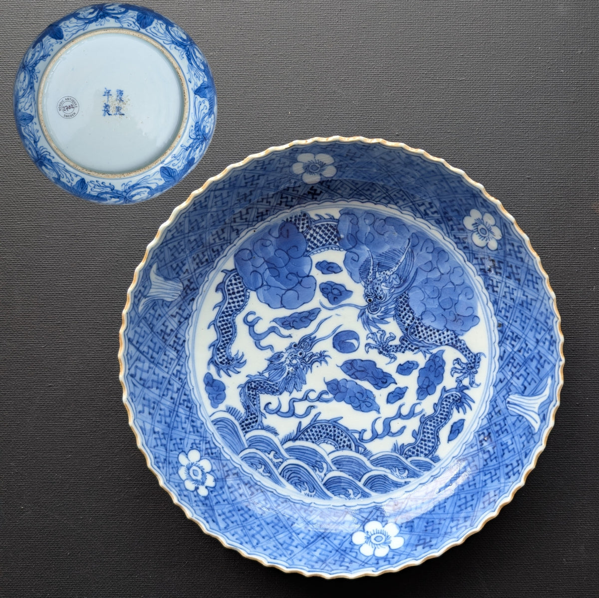 Chinese antique dish in underglazed blue and white with double dragons, 19th c 苍龙教子 #2702
