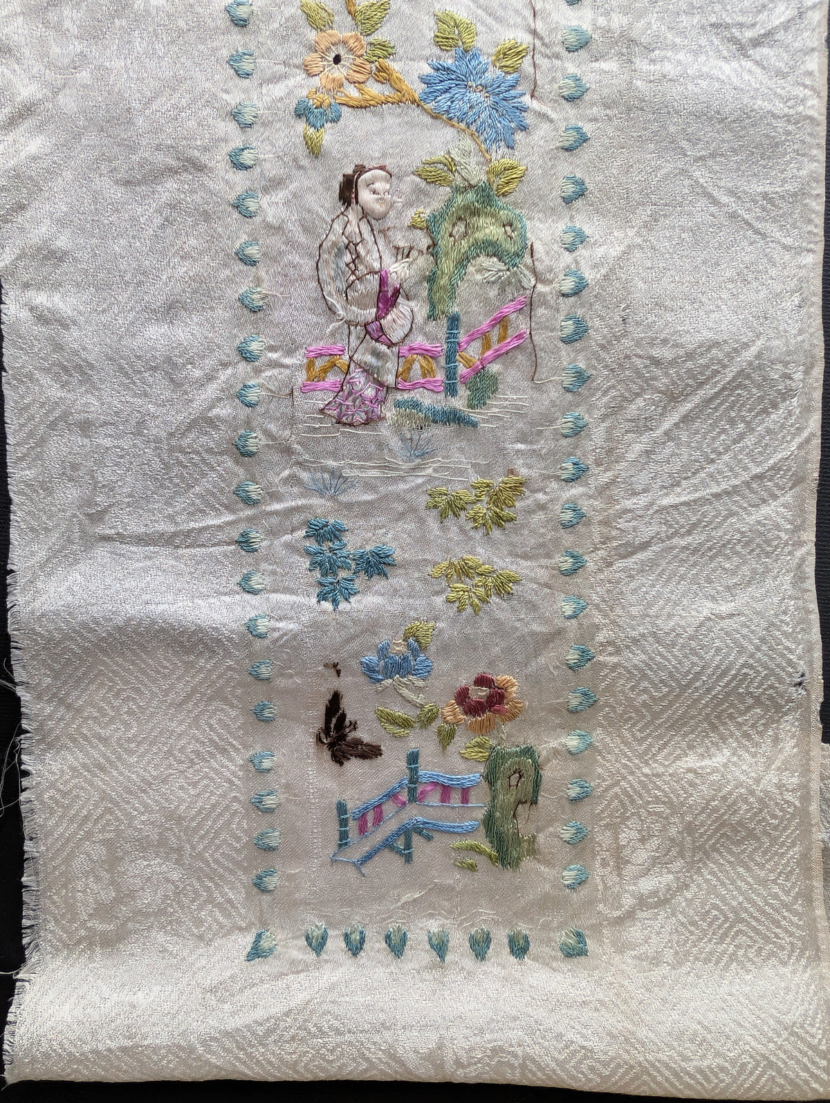 A pair of Chinese antique silk embroideries 19c / 20c #2731