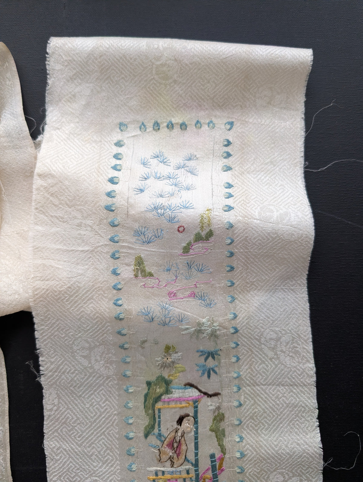A pair of Chinese antique silk embroideries 19c / 20c #2731
