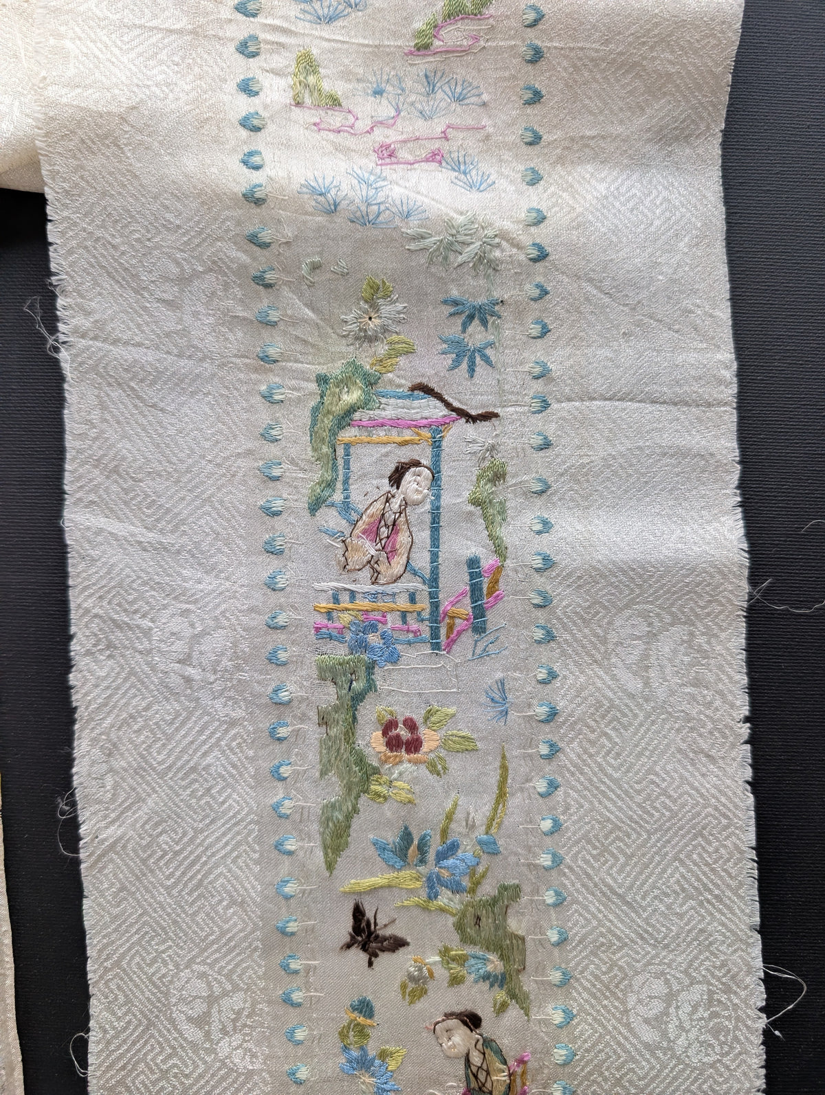 A pair of Chinese antique silk embroideries 19c / 20c #2731