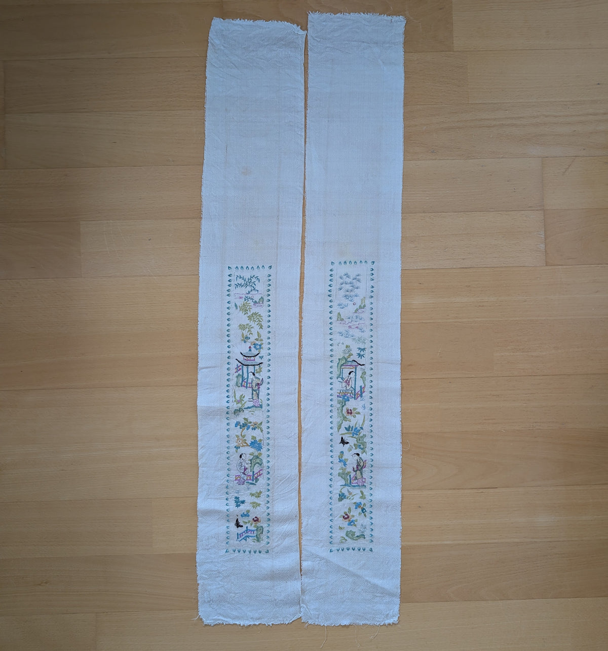 A pair of Chinese antique silk embroideries 19c / 20c #2731