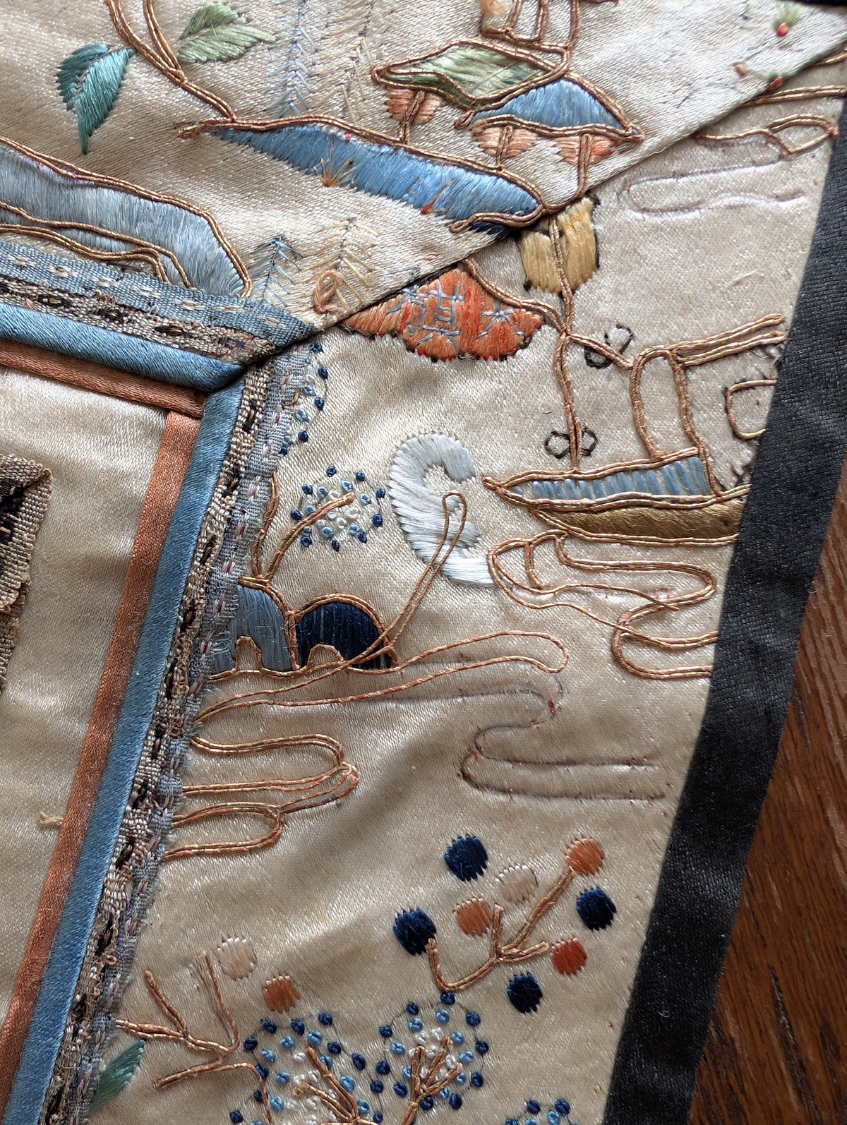 Chinese Antique silk embroidery with figures and landscape, Late Qing Dynasty #2818