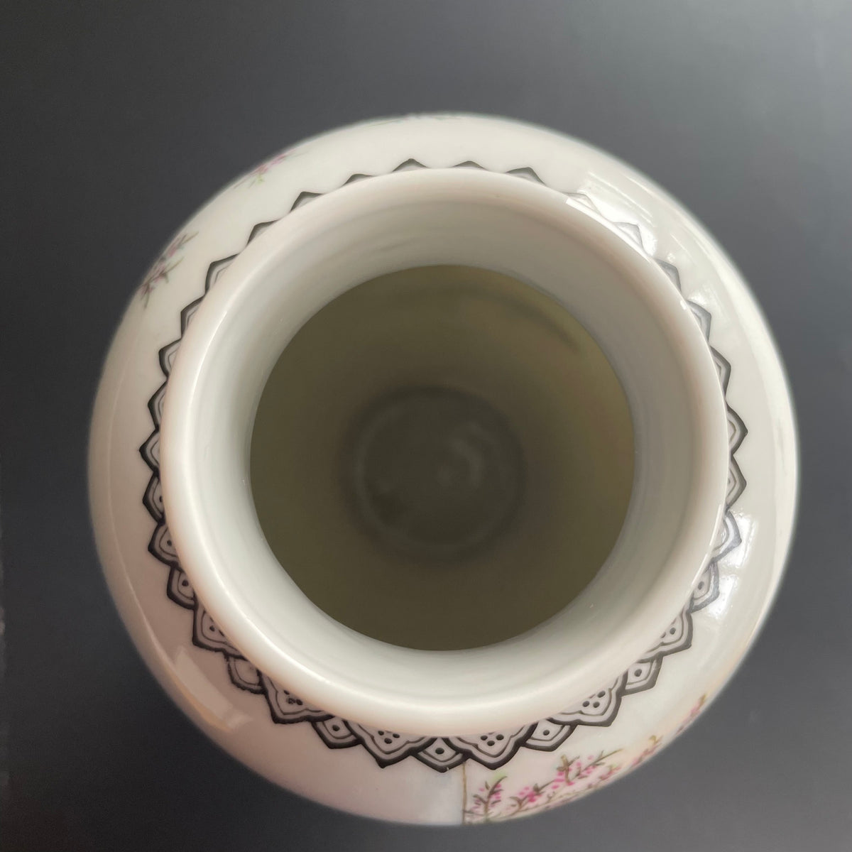 Chinese vintage famille rose vase 红楼梦，1950-1970's  #1738