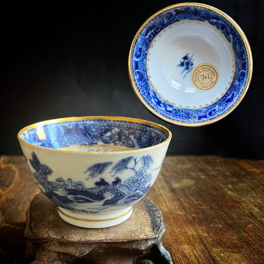 Antique chinese blue and white tea cup with Gilt clobbering 18c Nanking #702