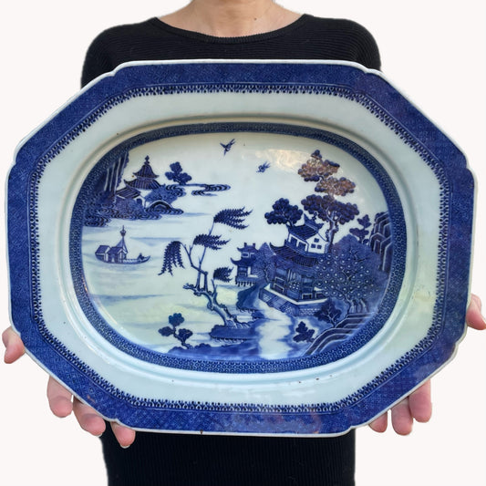 Antique Chinese platter in blue and white, Qianlong period #1327