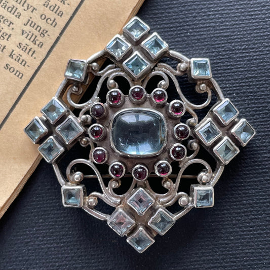 Vintage brooch in 925 sterling silver inlaid with blue transparent topaz 29g