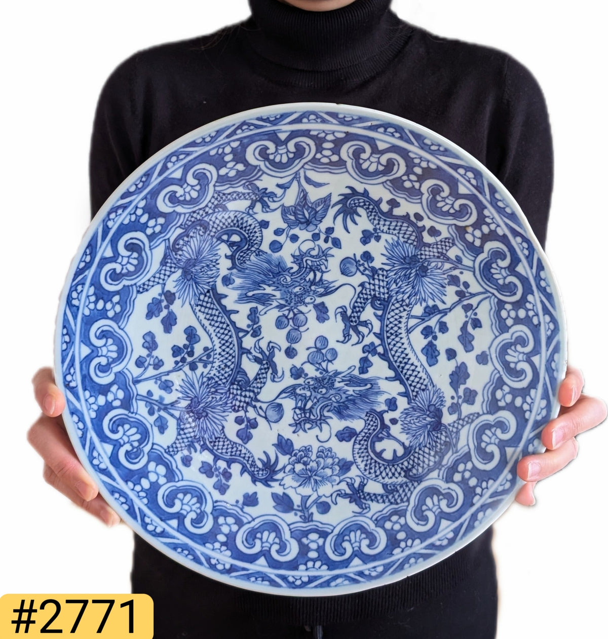 Chinese antique charger in underglazed blue and white with double dragons, Late Qing #2771