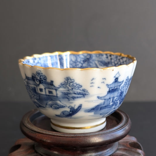 Chinese antique tea cup decorated in underglazed blue and gilt, Qianlong period, 18th c, #2833
