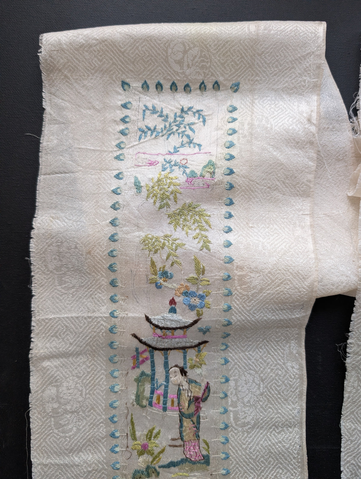 A pair of Chinese antique silk embroideries 19c / 20c #2731