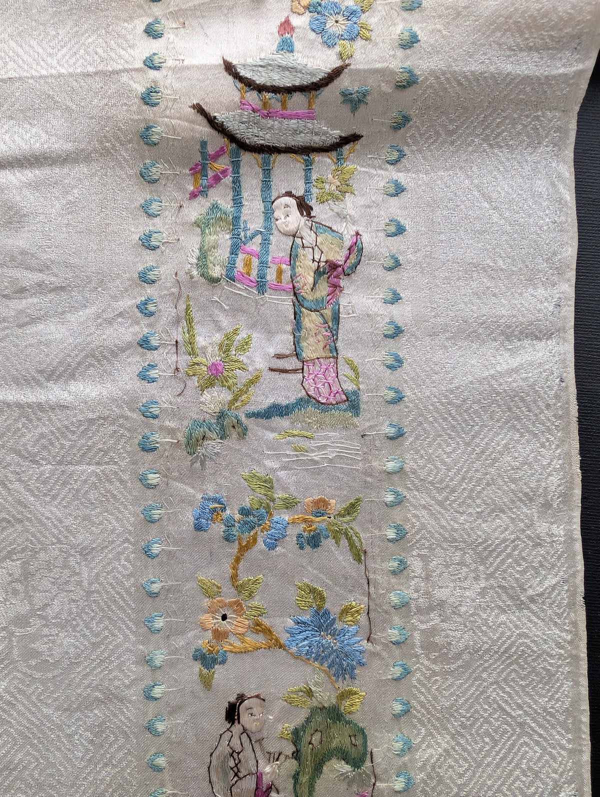 A pair of Chinese antique silk embroideries 19c / 20c #2731