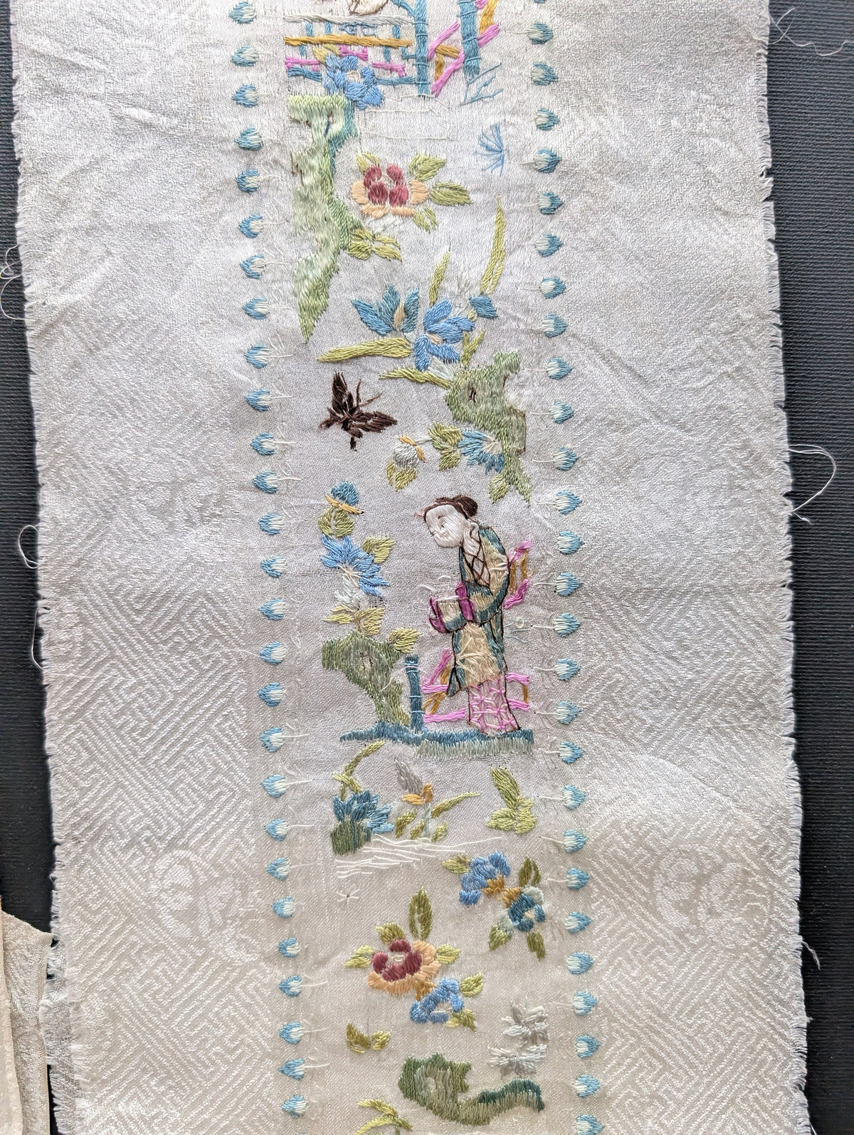 A pair of Chinese antique silk embroideries 19c / 20c #2731