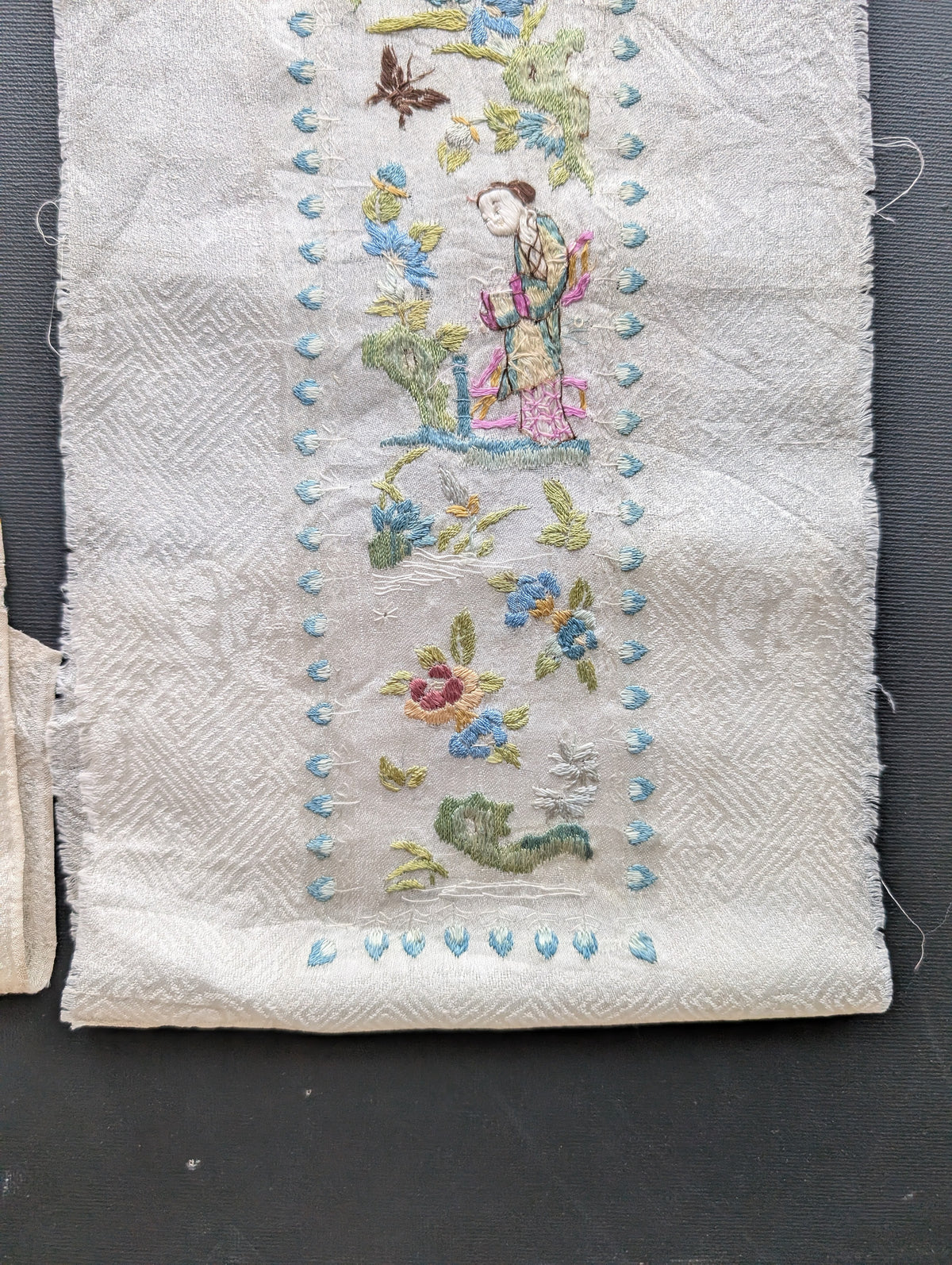 A pair of Chinese antique silk embroideries 19c / 20c #2731