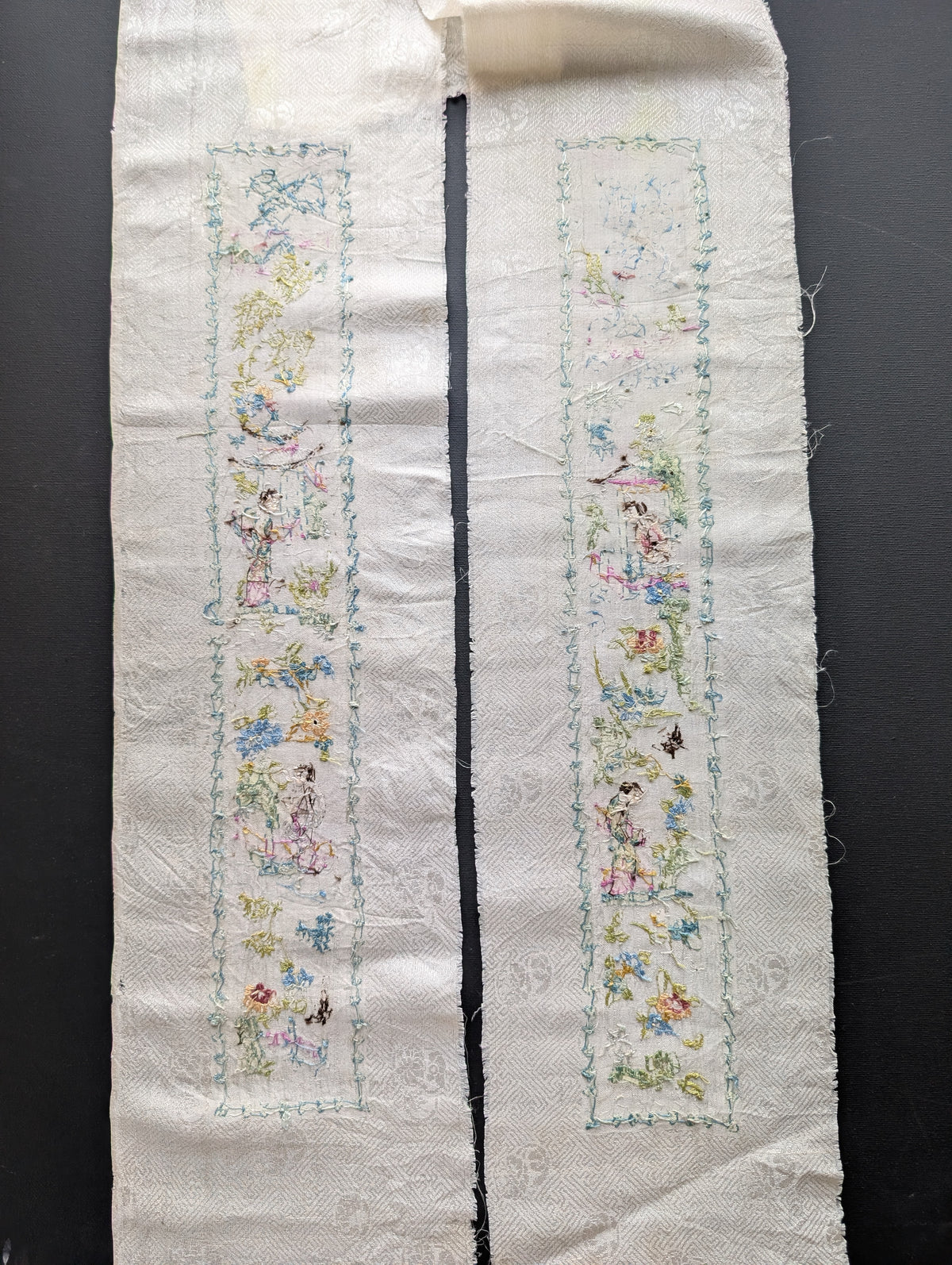 A pair of Chinese antique silk embroideries 19c / 20c #2731