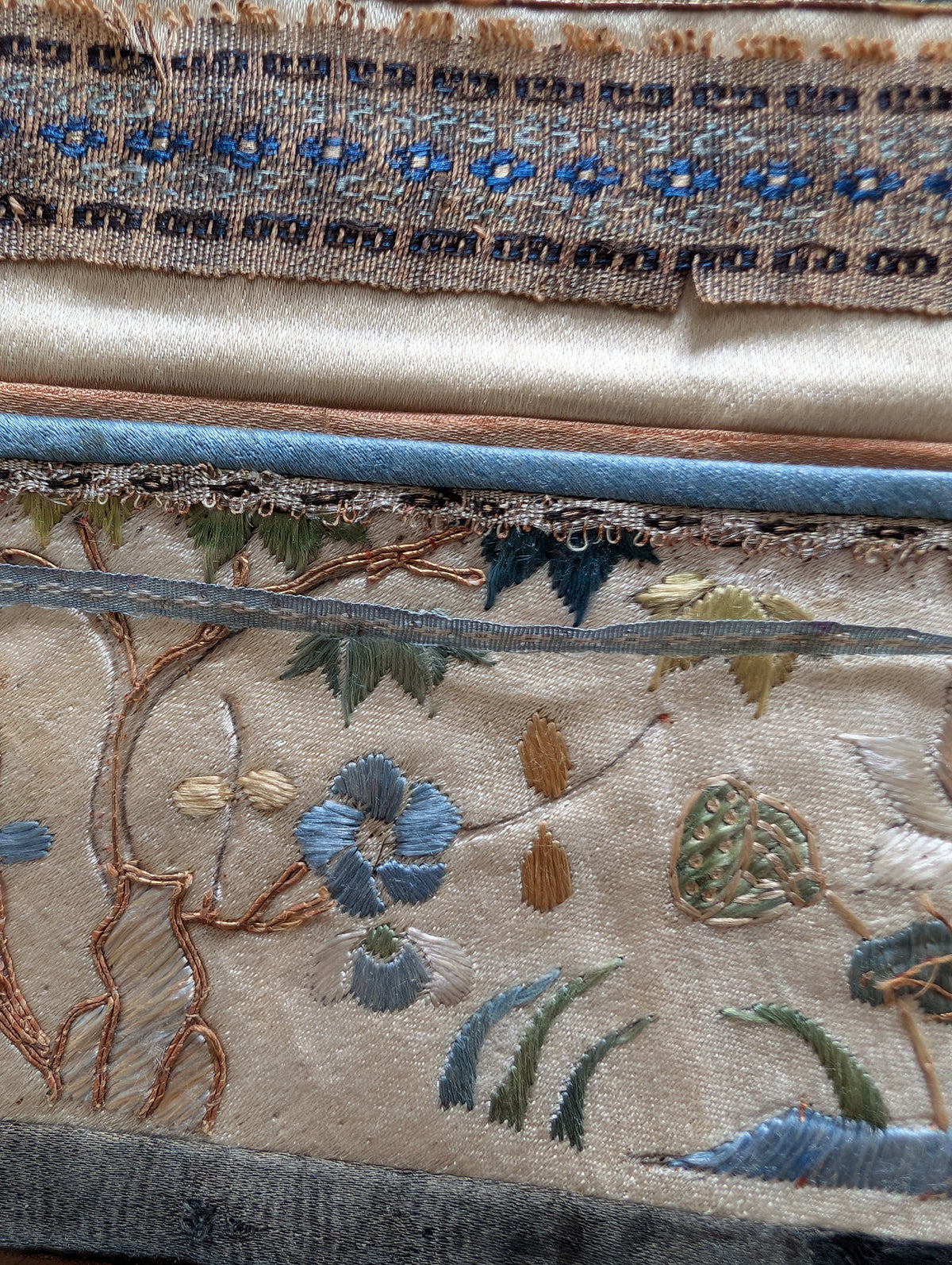 Chinese Antique silk embroidery with figures and landscape, Late Qing Dynasty #2818