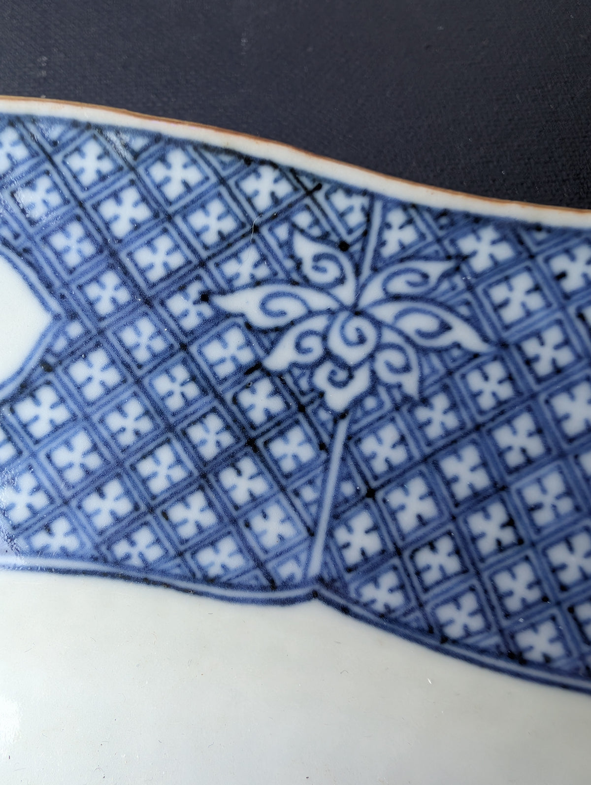Chinese antique platter in underglazed blue and white, 18th c #2695